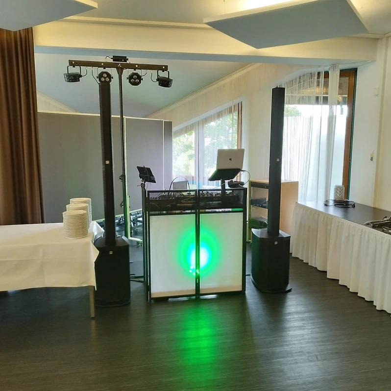 DJ-Setup mit Sound- und Lichtanlage in einer Eventlocation im Raum Stuttgart