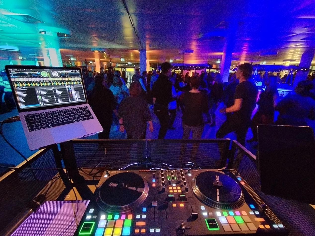 Stimmungsvolle Lichtshow mit Moving Heads bei einer Party