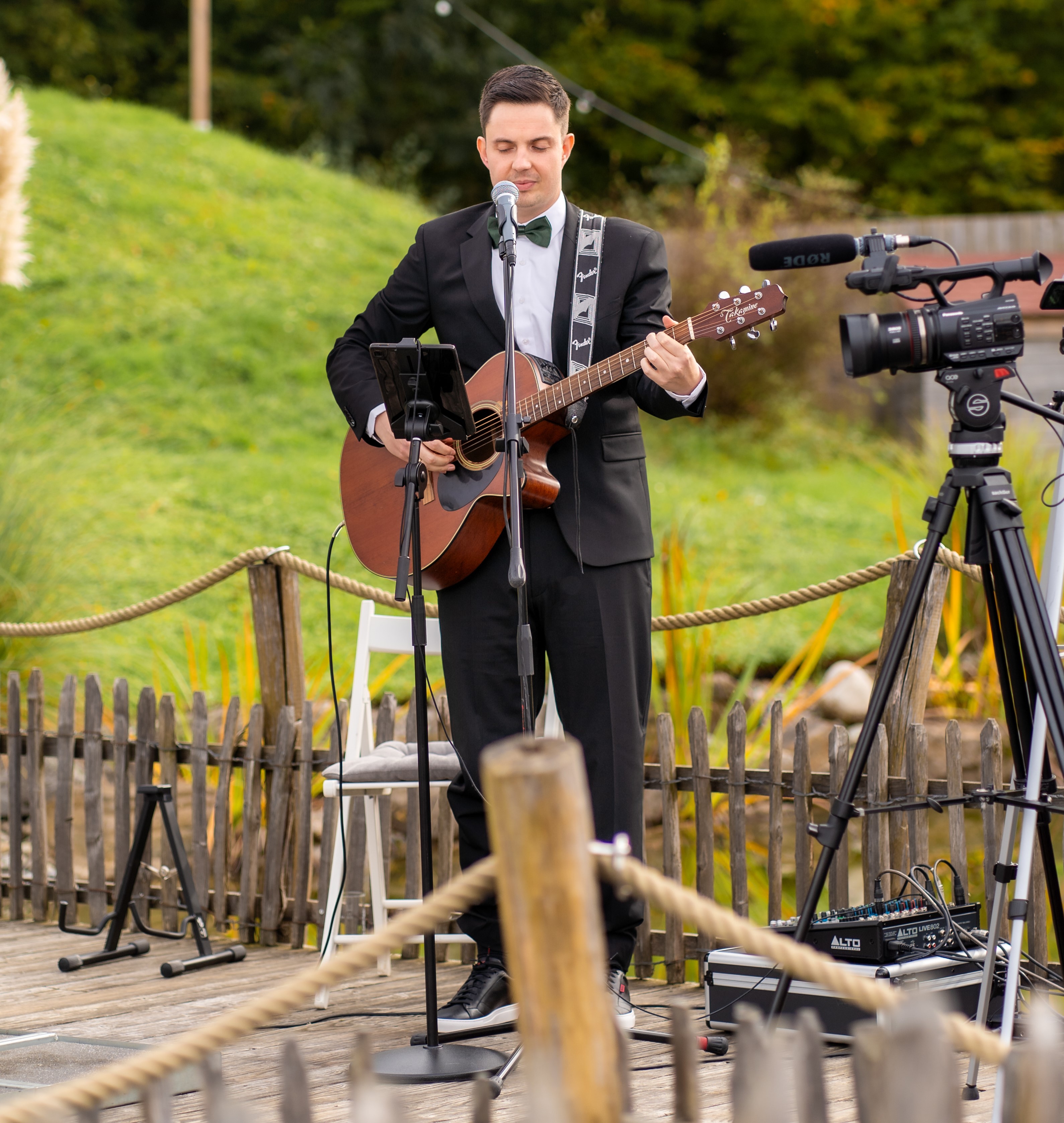 Markus Holder spielt live Gitarre bei einer Hochzeit im Raum Stuttgart